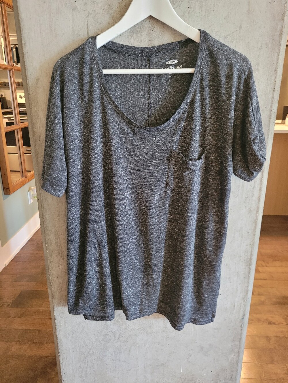 Old Navy Boyfriend T-SHIRT Charcoal Gray Scoop Neck Pocket Tee Vintage